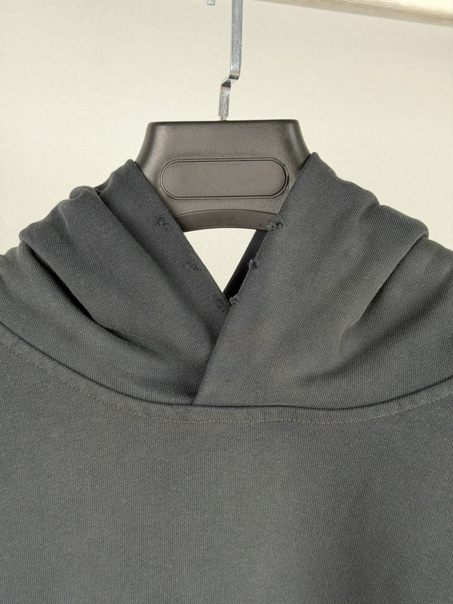 ACNE Studios spray-painted distressed logo-printed hooded sweatshirt. Customized air-oxygen soft cotton blend. Soft and delicate, comfortable and skin-friendly. Night mist charcoal Black tone is advanced and cool. It has a relaxed and noble aura. The loose shoulder silhouette stretches casually. The raw hem outlines the casual lines of Retro. The Acne Studios STOCKHOLM logo on the back is worn. Silent embellishment. The Classic logo is low-key engraved with brand genes. Exquisitely blending street luxury texture and Scandinavian minimalist aesthetics in a relaxed posture, highlighting the high-end aesthetic core of Nordic luxury. Process 1: Using glue printing technology. The chest printing has been modified three times with the film screen. Use glue liquid paint to print the pattern on the fabric. Bake the fabric to fix the printed pattern. Technique 2: Gradient distressed spray-on process. By spraying dyes of different colors on the surface of the fabric, the clothing can show rich color changes under different lights, increasing the visual layering. Process 3: Many parts of the body of the garment are frayed by pure manual regular positioning and manual brushing to add texture and depth to the surface of the clothing to imitate the texture of natural wear. Process 4: The fabrics have been fermented and washed to give a better feel and texture. It is not easy to deform, not easy to shrink, not easy to fade, and maintains long-term beauty. Accessories: Customized 1:1 Acne trademark. Version: Loose version. Size: S M L XL